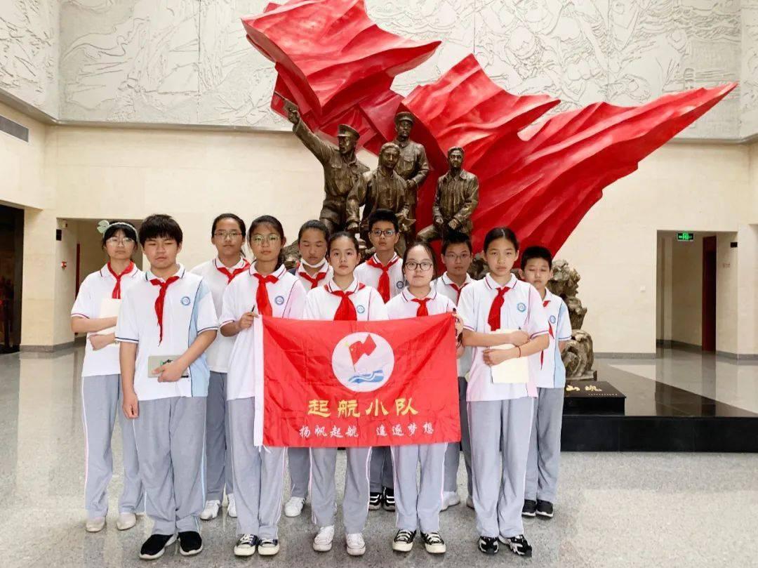 他在比武场击退夏书棋，赛瘟神不是对手，夺下武状元却被赶出京城